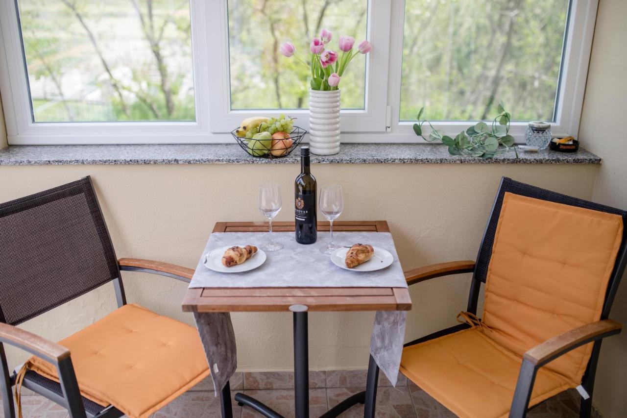 Apartmani Ana & Milo Lopar Eksteriør billede